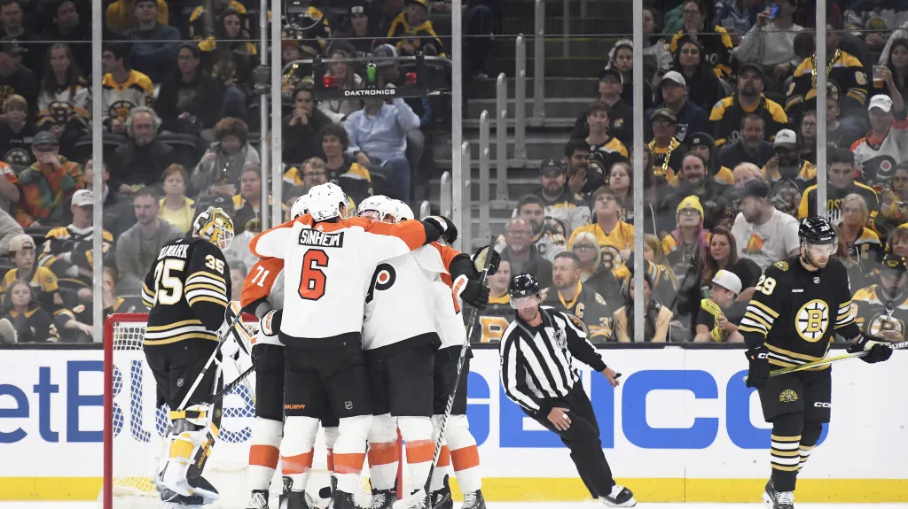 Hráči Filadelfie Flyers oslavují branku