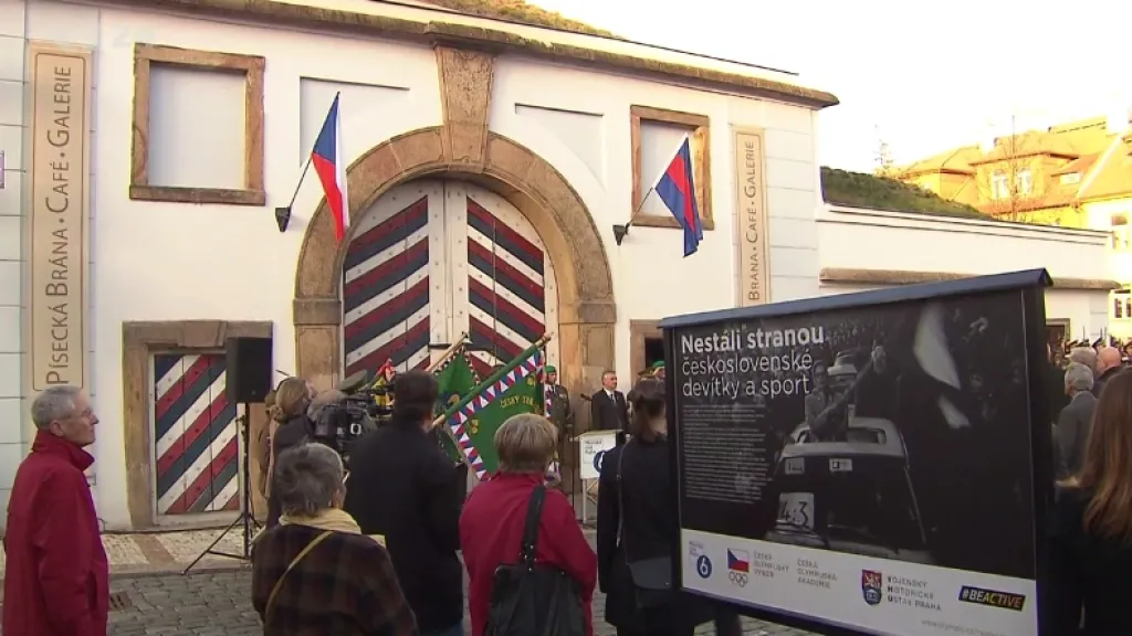 Československé devítky a sport – takový je podtitul výstavy Nestáli stranou