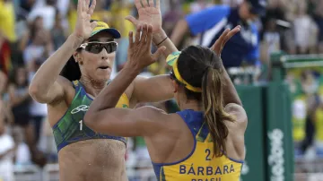 Agatha s Barbarou v úvodním zápase s Markétou Slukovou a Barborou Hermannovou na olympiádě v Riu