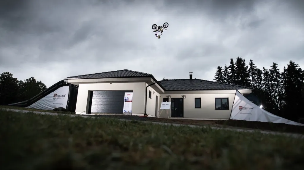 Libor Podmol skáče přes dům