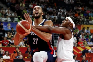 Rudy Gobert z Francie v utkání s USA na mistrovství světa