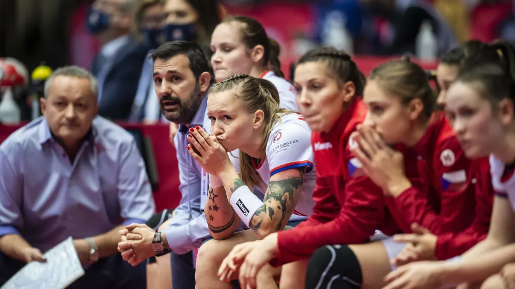 České házenkářky na lavičce v pozadí s trenérem Janem Bašným