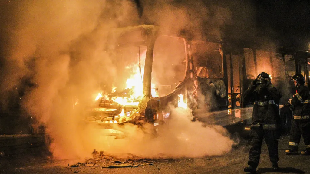 Hořící autobus v Sao Paulu