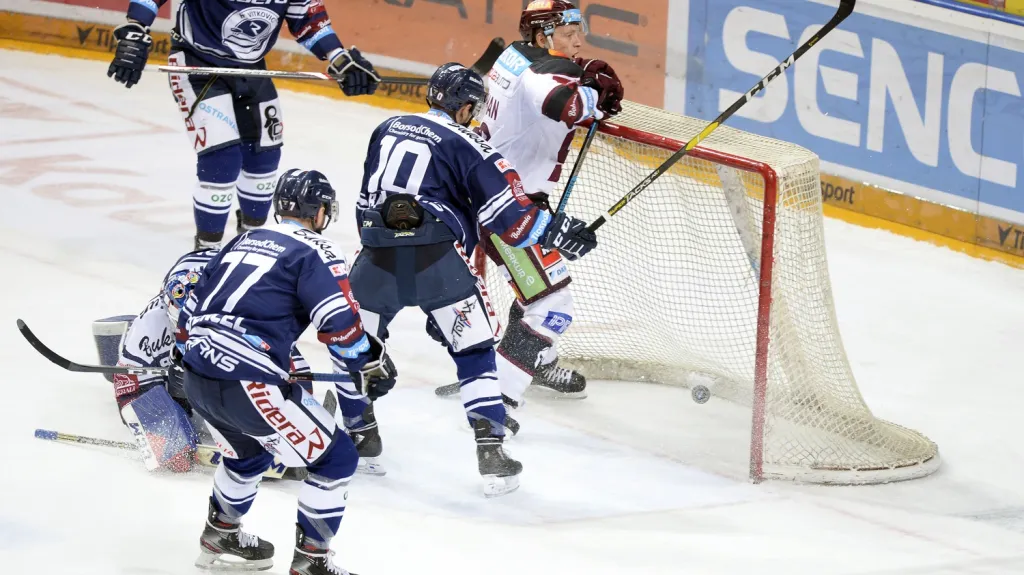 Miroslav Forman střílí gól do sítě Vítkovic