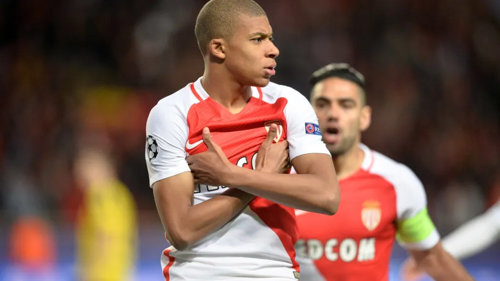 Kylian Mbappé slaví gól do sítě Borussie Dortmund