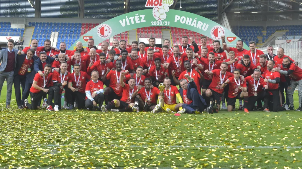 Fotbalisté Slavie Praha slaví zisk domácího poháru