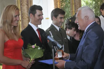 Václav Klaus obdarovává olympioniky