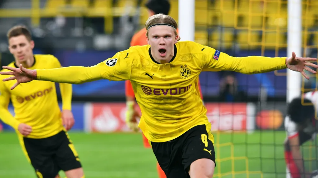 Erling Haaland z Dortmundu oslavuje gól v Lize mistrů