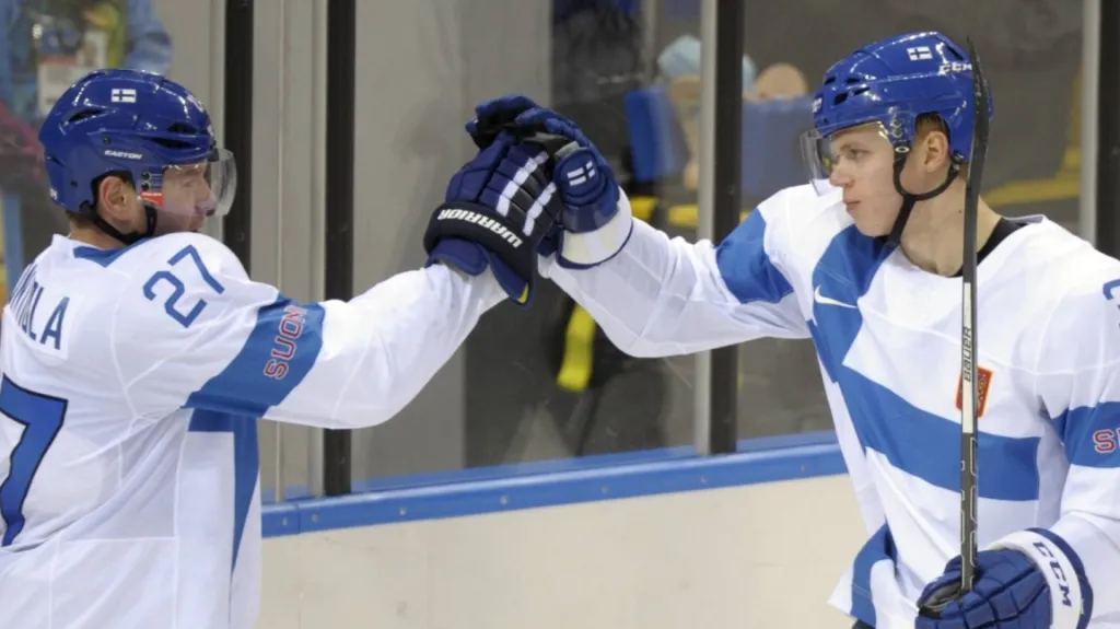 Finové Petri Kontiola (vlevo) a Olli Määttä v zápase s Norskem na olympiádě v Soči slaví Määttův gól