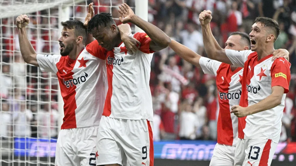 Muhamed Tijani a další slávisté se radují z gólu