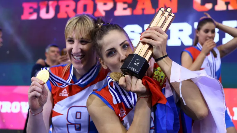 Radost srbských volejbalistek z triumfu v ME