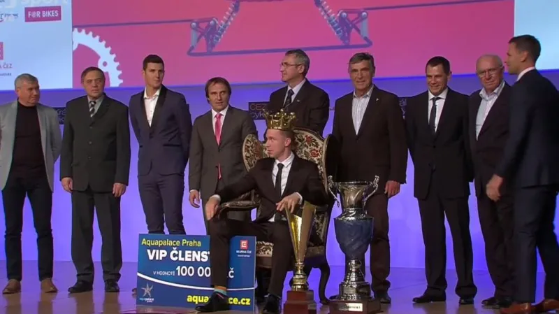 Tomáš Bábek v obklopení minulých králů české cyklistiky