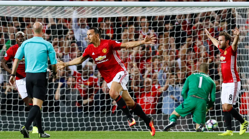 Ibrahimovic slaví jednu ze svých tref do sítě Southamptonu