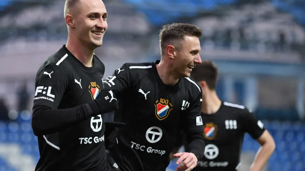 Jiří Klíma (vlevo) oslavuje se spoluhráči z Baníku gól