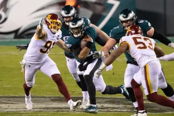 Jalen Hurts uniká obraně Washingtonu