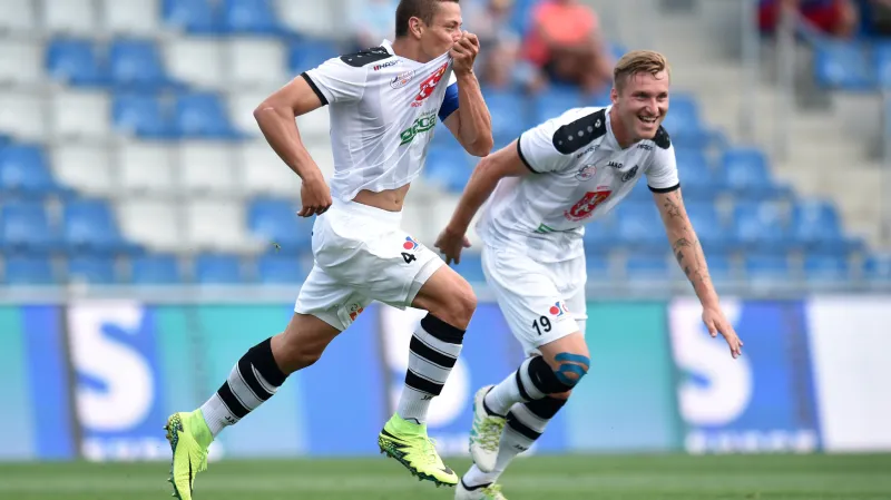 Slavící fotbalisté Hradce Králové