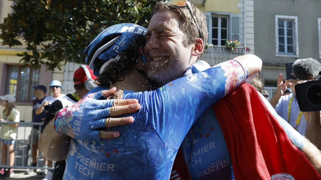 Hugo Houle slaví s Mikem Woodsem