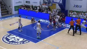 Strkanice mezi hráči Brna a Děčína po hrubém faulu