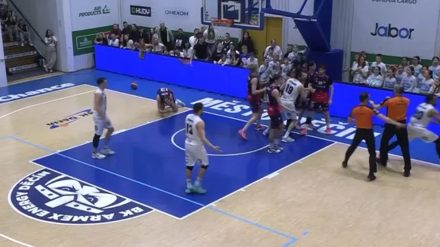 Strkanice mezi hráči Brna a Děčína po hrubém faulu