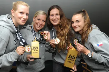 Sára Krumpholcová (vpravo)