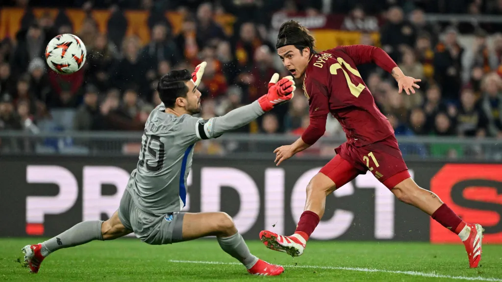 Paul Dybala skóruje do sítě Porta