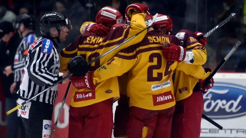 Slavící hokejisté Dukly Jihlava